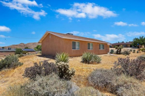 DoorMat Vacation Rentals - Crest View, Close to Joshua Tree National Park!